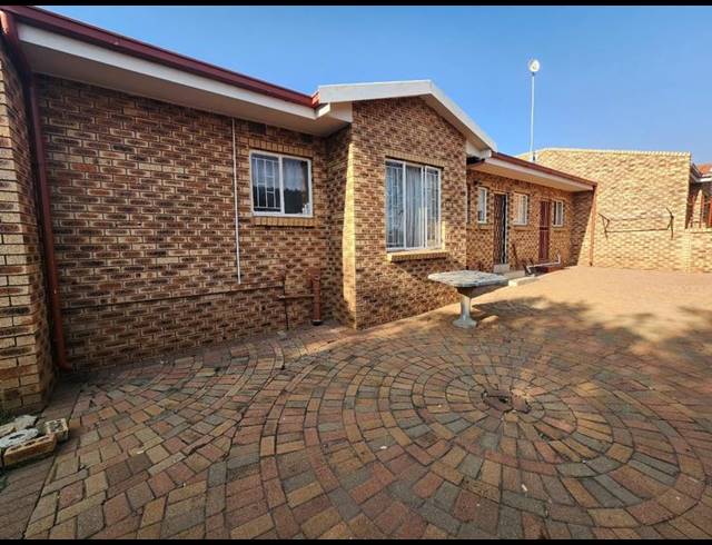 2 BEDROOM TOWNHOUSE FOR SALE IN GREENHILLS